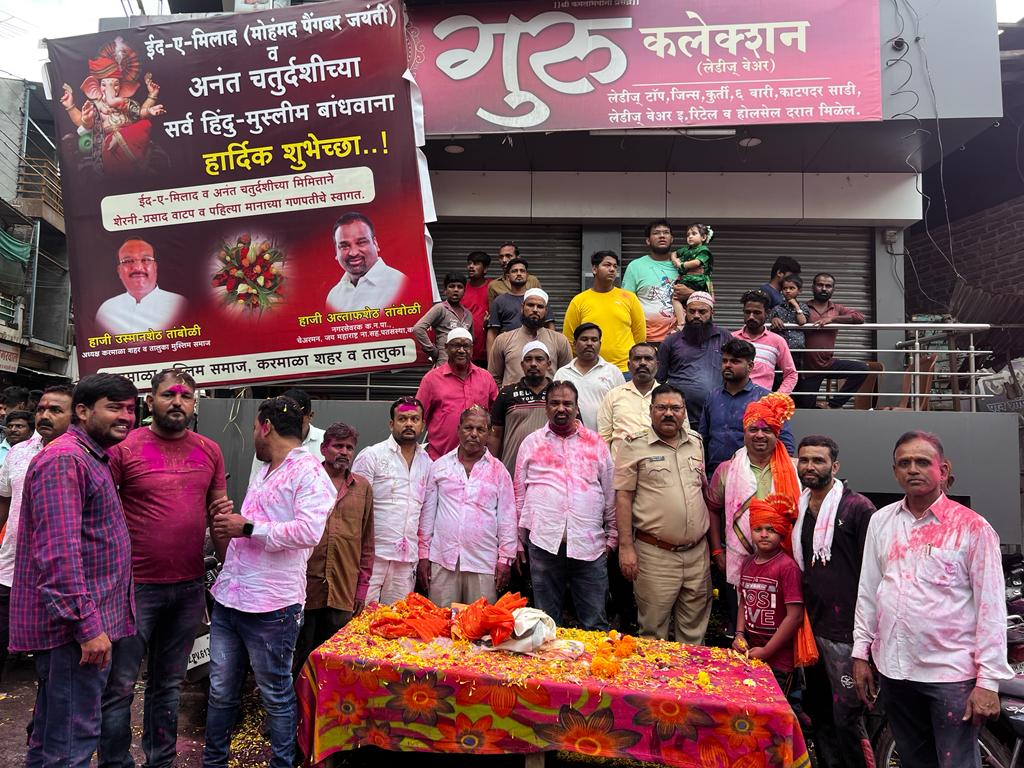 जामा मस्जिद वरुन श्री गणरायावर पुष्पवृष्टी मुस्लिम समाजाचा स्तुत्य उपक्र 1 जामा मस्जिद वरुन श्री गणरायावर पुष्पवृष्टी मुस्लिम समाजाचा स्तुत्य उपक्र