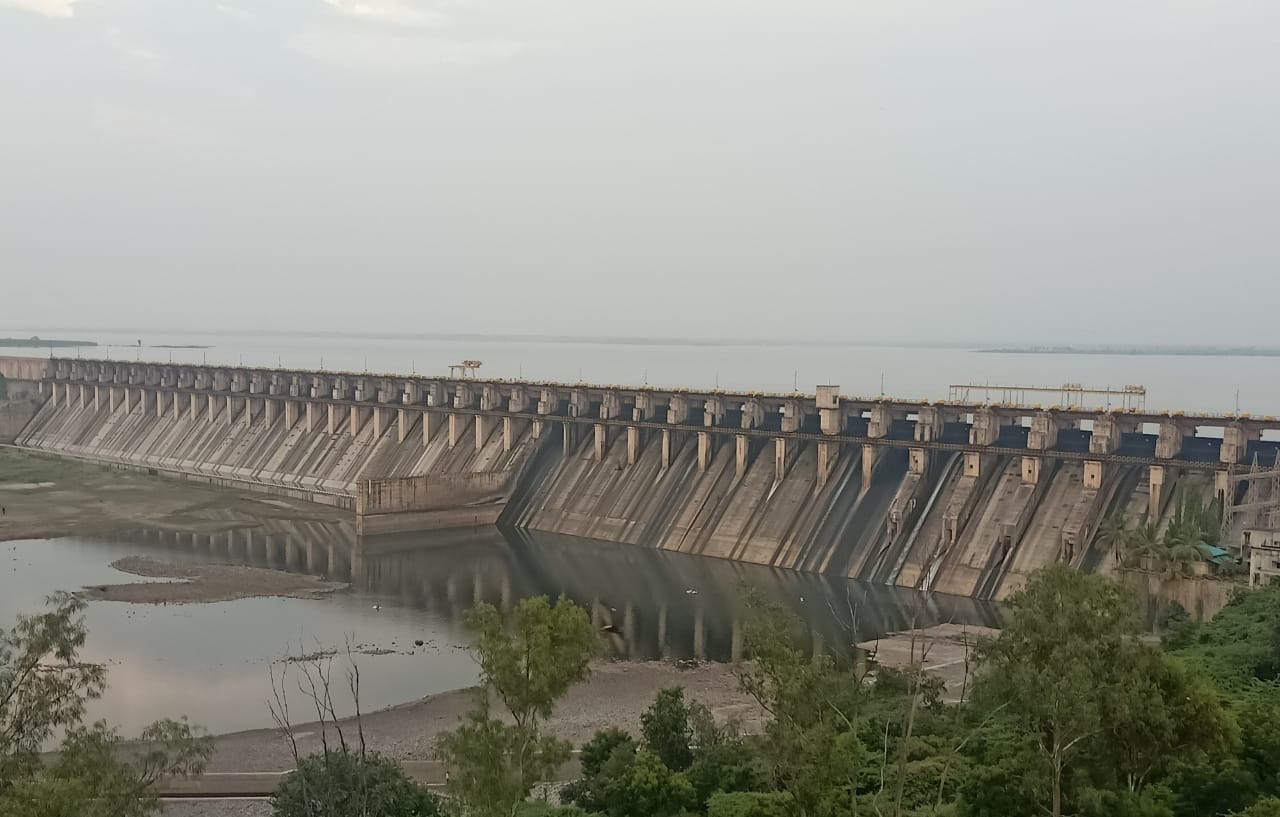 उजनीचा विसर्ग घटला जलाशयात29 हजार क्युसेक्स ने पाणी येते वाटचाल 50% कडे सुरू 1 उजनीचा विसर्ग घटला जलाशयात29 हजार क्युसेक्स ने पाणी येते वाटचाल 50% कडे सुरू
