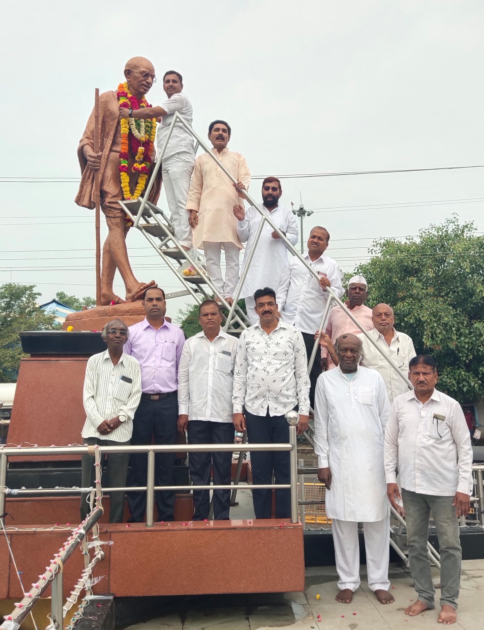 राष्ट्रपिता महात्मा गांधी यांच्या १५४ व्या जयंतीनिमित्त सोलापूर गांधी फोरमच्या वतीने अभिवादन. 1 राष्ट्रपिता महात्मा गांधी यांच्या १५४ व्या जयंतीनिमित्त सोलापूर गांधी फोरमच्या वतीने अभिवादन.