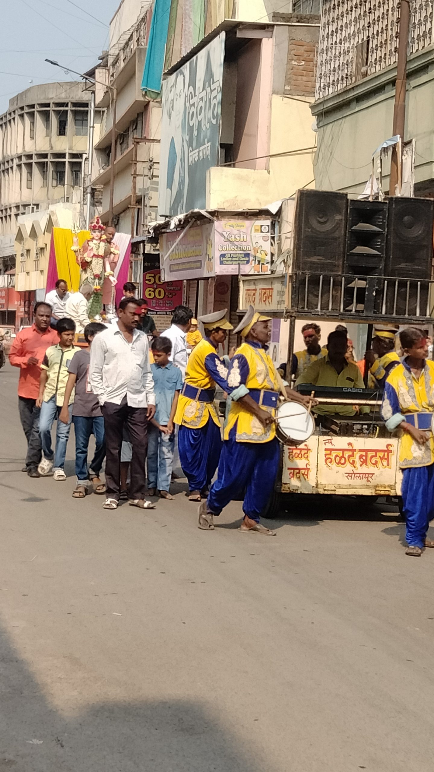 साेलापूर शहरात प्रथम स्थापन हाेणारी सार्वजनिक मंडळाची देवी. 1 साेलापूर शहरात प्रथम स्थापन हाेणारी सार्वजनिक मंडळाची देवी.