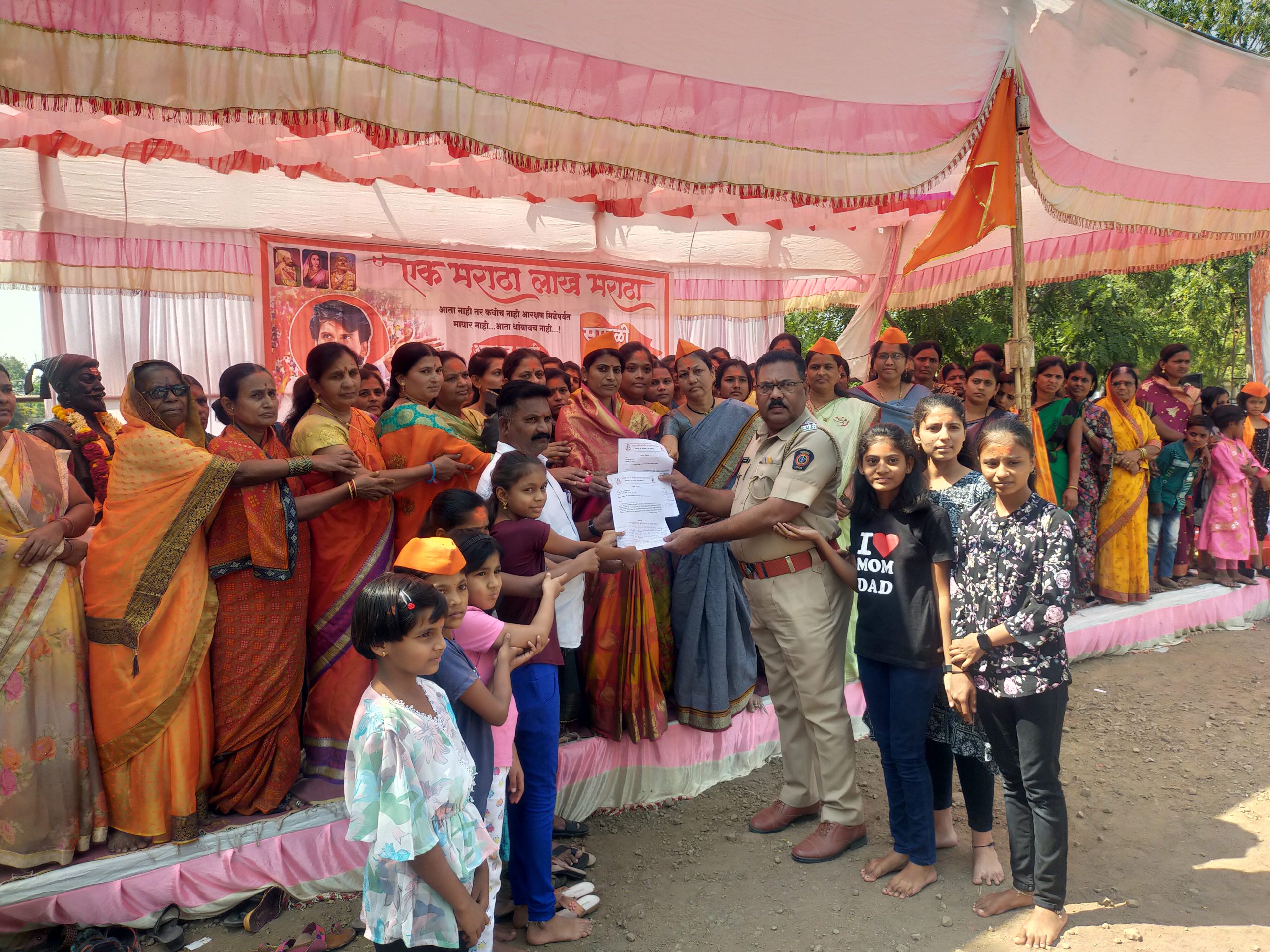 करमाळा येथे  मराठा समाजाच्या साखळी उपोषणास महिलांची प्रचंड प्रमाणात उपस्थिती
