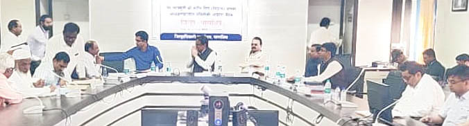 मराठा आरक्षणासाठी सुरेश बिराजदार यांनी समितीकडे दिले काही दस्तावेज 1 मराठा आरक्षणासाठी सुरेश बिराजदार यांनी समितीकडे दिले काही दस्तावेज