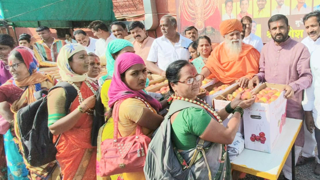 श्री गणेश हायवे यांच्यावतीने तुळजापूरला पायी जाणाऱ्या भक्तांना फळांचे वाटप 1 श्री गणेश हायवे यांच्यावतीने तुळजापूरला पायी जाणाऱ्या भक्तांना फळांचे वाटप