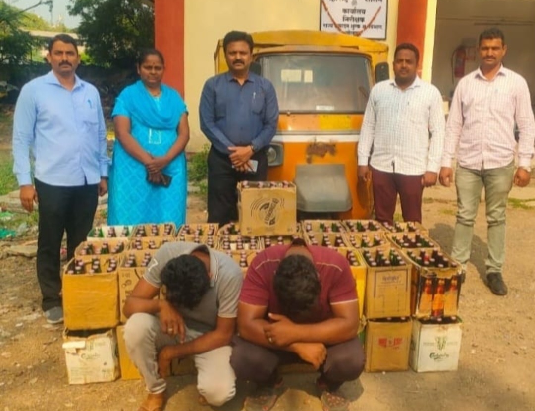 रिक्षातून वाहतूक होणारी अठरा हजारांची फ्रुट बियर जप्त 1 रिक्षातून वाहतूक होणारी अठरा हजारांची फ्रुट बियर जप्त