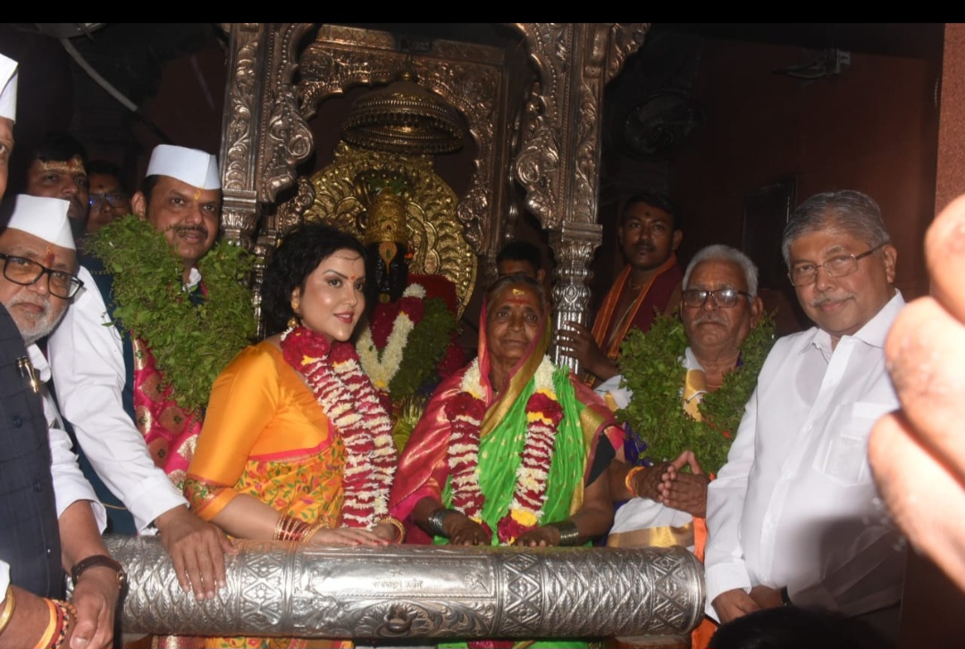 बा विठ्ठला...राज्यातील सर्व जनतेला सुखी व समाधानी ठेवून सर्वांच्या मनोकामना पूर्ण कर - उपमुख्यमंत्री देवेंद्र फडणवीस यांचे श्री विठ्ठलाचरणी साकडे 1 बा विठ्ठला...राज्यातील सर्व जनतेला सुखी व समाधानी ठेवून सर्वांच्या मनोकामना पूर्ण कर - उपमुख्यमंत्री देवेंद्र फडणवीस यांचे श्री विठ्ठलाचरणी साकडे