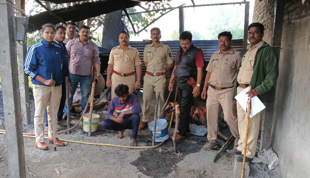 राज्य उत्पादन शुल्क विभागाचे हातभट्ट्यांवर छापे पाऊणे सहा लाखांचा मुद्देमाल जप्त 1 राज्य उत्पादन शुल्क विभागाचे हातभट्ट्यांवर छापे पाऊणे सहा लाखांचा मुद्देमाल जप्त