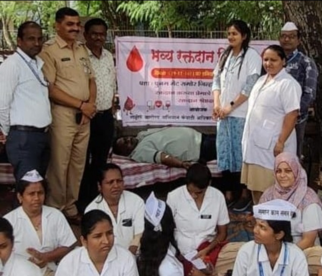कंत्राटी आरोग्य अधिकारी आणि कर्मचारी आंदोलन दरम्यान रक्तदान 1 कंत्राटी आरोग्य अधिकारी आणि कर्मचारी आंदोलन दरम्यान रक्तदान