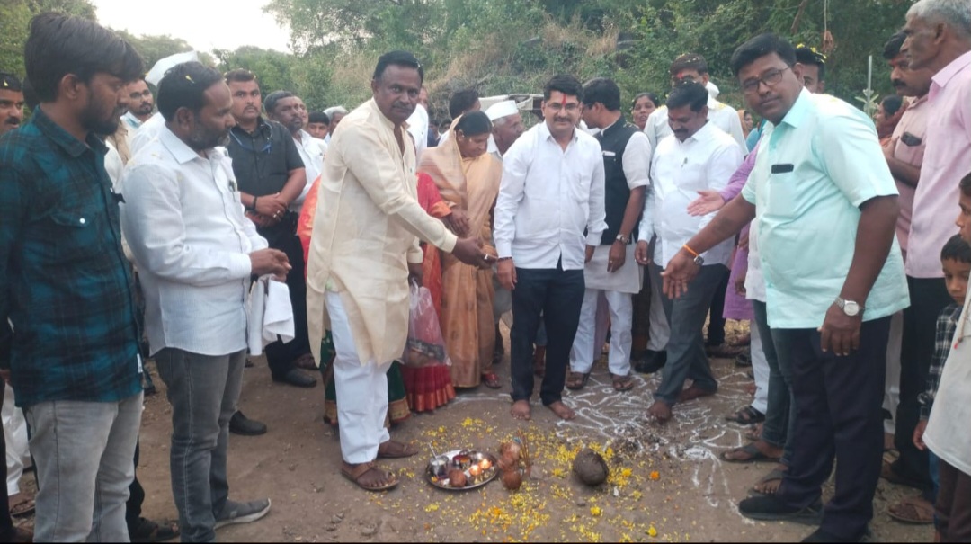 वागदरीत विविध विकास कामांचा लोकार्पण व भूमिपूजन व साडी वाटप कार्यक्रम संपन्न 1 वागदरीत विविध विकास कामांचा लोकार्पण व भूमिपूजन व साडी वाटप कार्यक्रम संपन्न