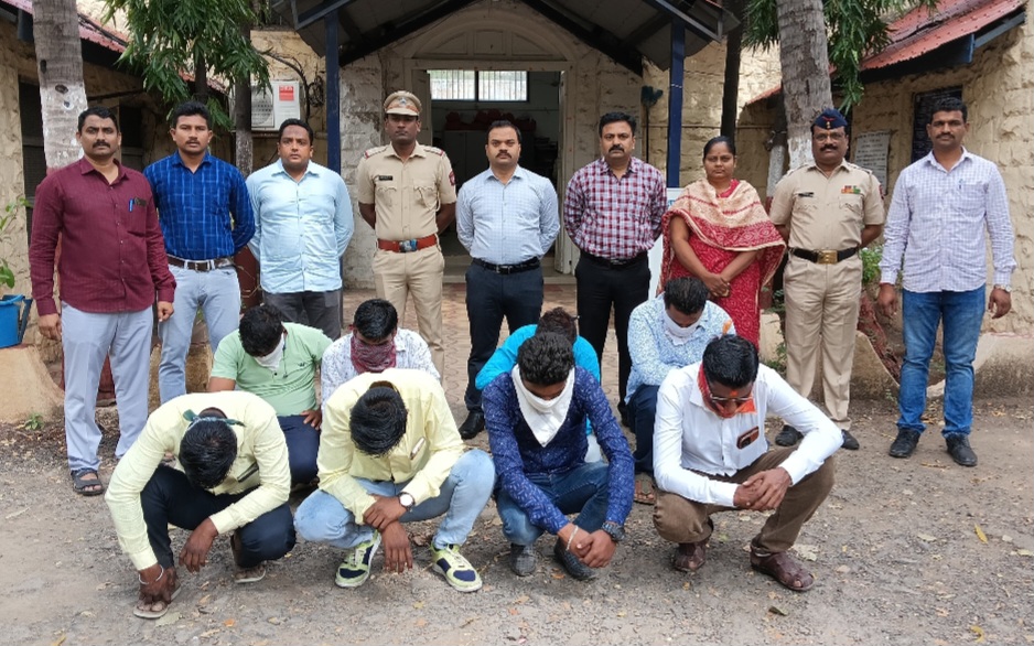 धाब्यांवर दारु पिणे पडले महागात 2 होटेलचालकांसह सहा मद्यपींविरूद्ध गुन्हे दाखल 1 धाब्यांवर दारु पिणे पडले महागात 2 होटेलचालकांसह सहा मद्यपींविरूद्ध गुन्हे दाखल