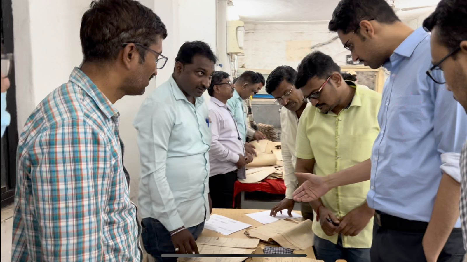 मराठा कुणबी पुरावे शोध मोहीम दक्षिण सोलापूर तहसील कार्यालयात एकाच दिवशी 46 हजार 500 अभिलेखे तपासणी 1 मराठा कुणबी पुरावे शोध मोहीम दक्षिण सोलापूर तहसील कार्यालयात एकाच दिवशी 46 हजार 500 अभिलेखे तपासणी