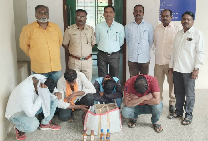 सोलापूर जिल्हात धाब्यांवर दारू पिण्याची व्यवस्था करणाऱ्यावर धाडसत्र सुरुच 1 सोलापूर जिल्हात धाब्यांवर दारू पिण्याची व्यवस्था करणाऱ्यावर धाडसत्र सुरुच
