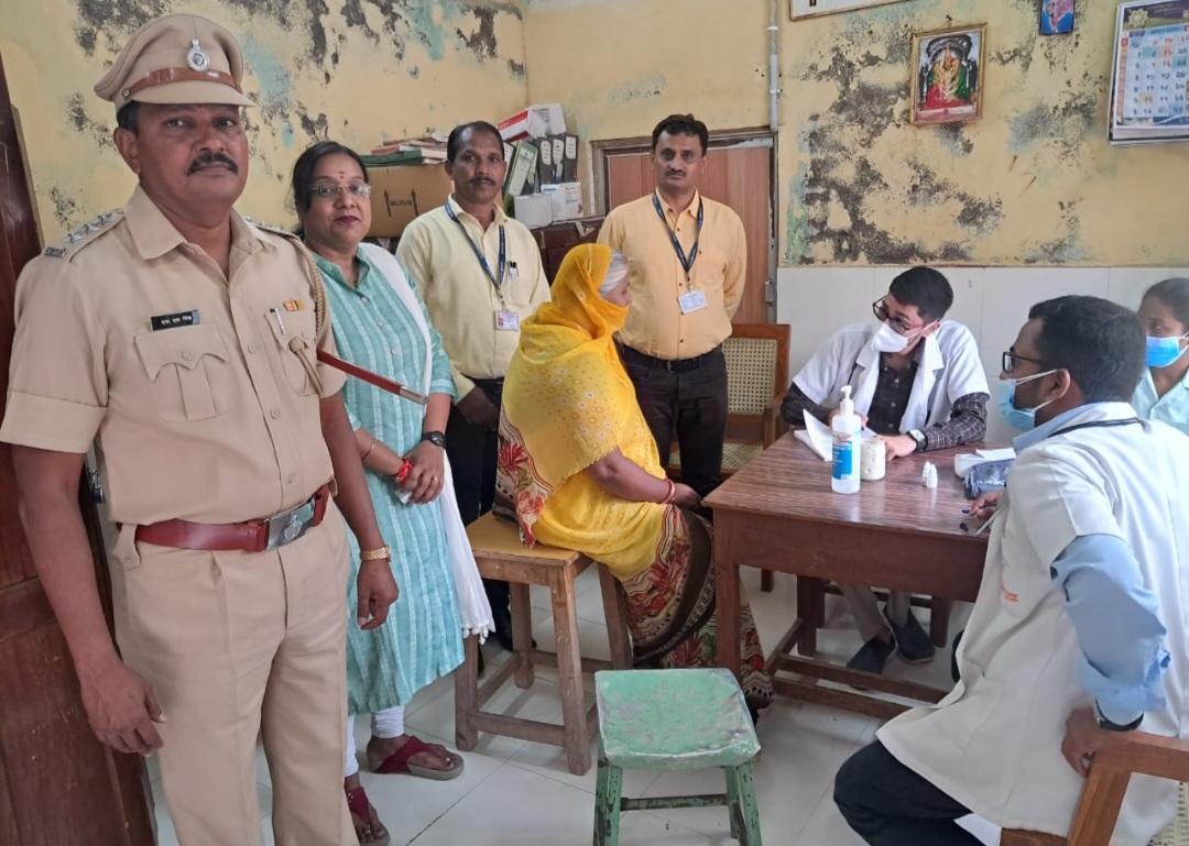 जिल्हा कारागृहात धर्मादाय रुग्णालय मार्फत आरोग्य तपासणी शिबिर संपन्न 1 जिल्हा कारागृहात धर्मादाय रुग्णालय मार्फत आरोग्य तपासणी शिबिर संपन्न