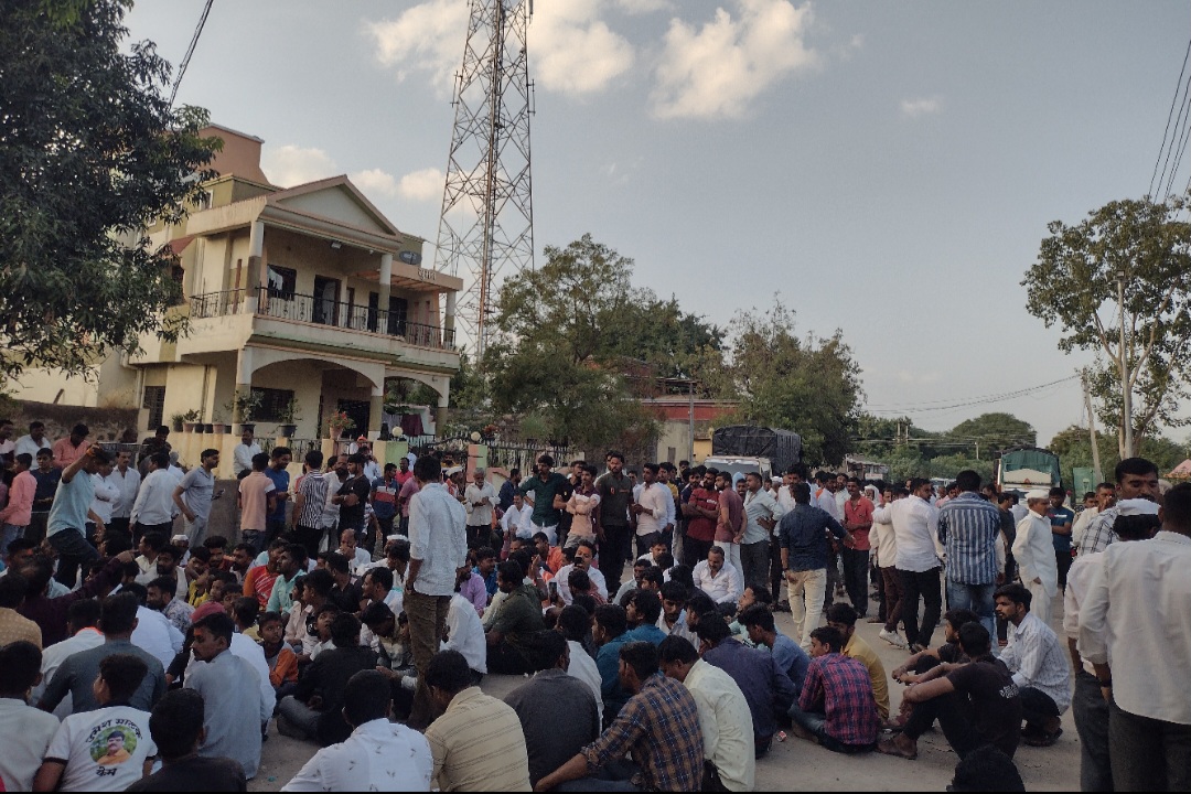 केम ग्रामस्थानी गाव बंद करून धरणे आंदोलन 1 केम ग्रामस्थानी गाव बंद करून धरणे आंदोलन