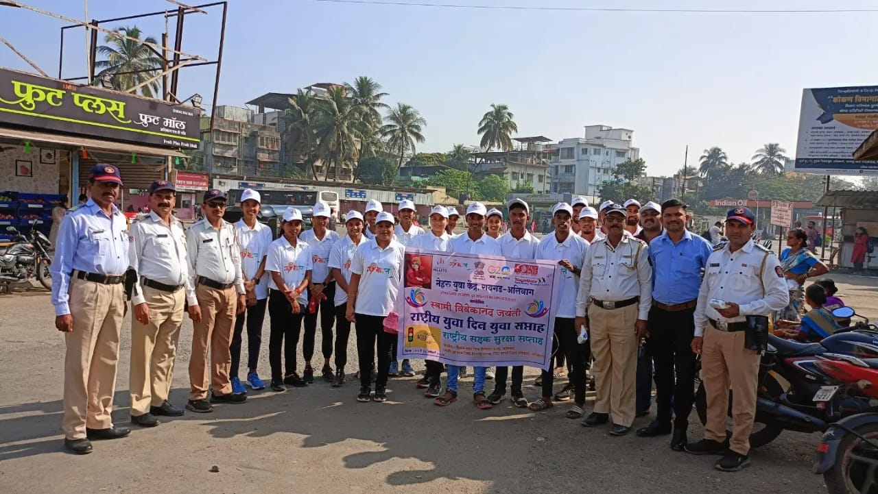 सडक सुरक्षा सप्ताह अंतर्गत विश्व अकॅडमीच्या युवक युवतीनयी केले जनप्रबोधन 1 सडक सुरक्षा सप्ताह अंतर्गत विश्व अकॅडमीच्या युवक युवतीनयी केले जनप्रबोधन