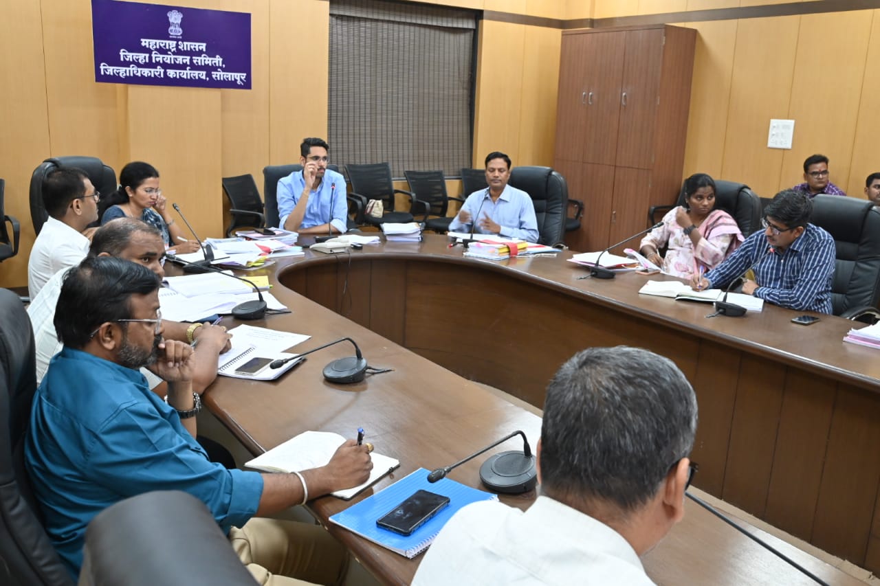 टंचाईच्या गावात पाणी उपलब्ध करण्यासाठी केलेल्या सूक्ष्म नियोजनाची प्रभावी अंमलबजावणी करावी -जिल्हाधिकारी कुमार आशीर्वाद 1 टंचाईच्या गावात पाणी उपलब्ध करण्यासाठी केलेल्या सूक्ष्म नियोजनाची प्रभावी अंमलबजावणी करावी -जिल्हाधिकारी कुमार आशीर्वाद