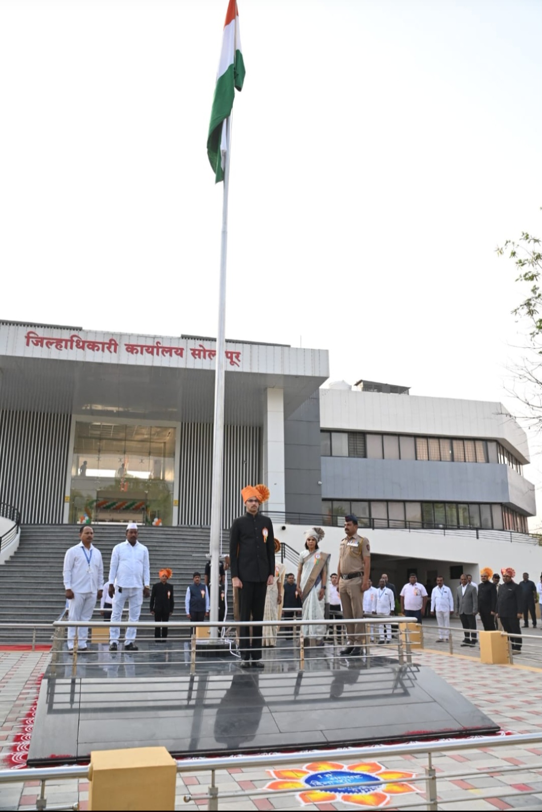 महाराष्ट्र राज्य स्थापना दिनानिमित्त जिल्हाधिकारी कुमार आशीर्वाद यांच्या हस्ते ध्वजारोहण 1 महाराष्ट्र राज्य स्थापना दिनानिमित्त जिल्हाधिकारी कुमार आशीर्वाद यांच्या हस्ते ध्वजारोहण