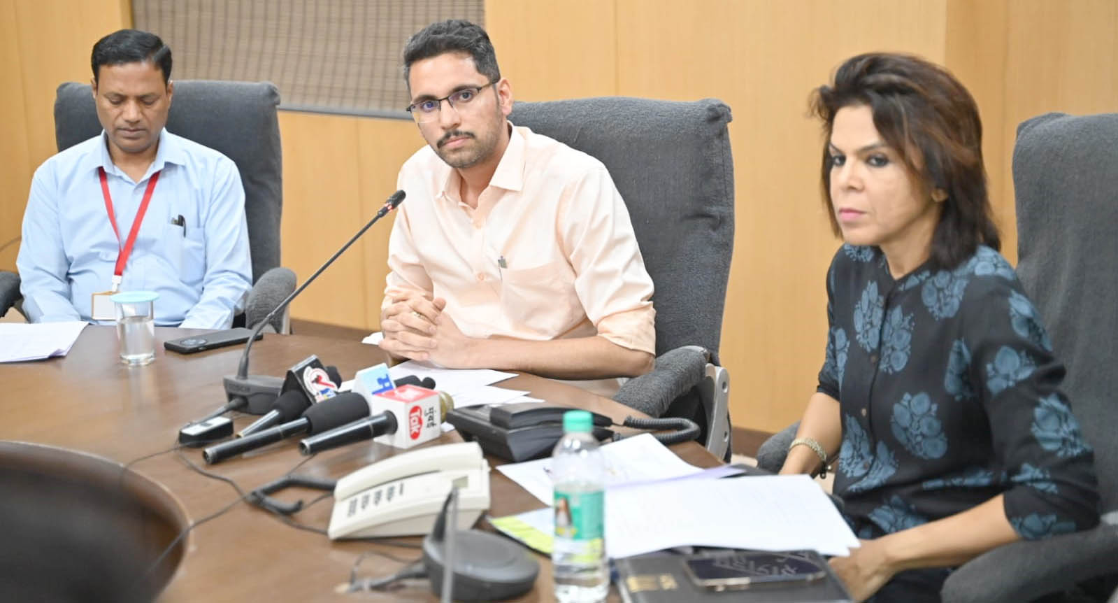 लोकसभा सार्वत्रिक निवडणूक सोलापूर मतदारसंघासाठी 57.46 टक्के तर माढा मतदारसंघासाठी 59.87 टक्के मतदान झाले. 1 लोकसभा सार्वत्रिक निवडणूक सोलापूर मतदारसंघासाठी 57.46 टक्के तर माढा मतदारसंघासाठी 59.87 टक्के मतदान झाले.