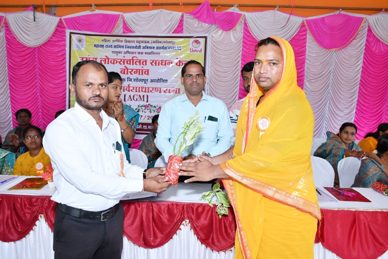 तृतीय पंथीयाला महिला बचत गटात सामावून घेऊन केले महिला बचत गटाचे सचिव 6 तृतीय पंथीयाला महिला बचत गटात सामावून घेऊन केले महिला बचत गटाचे सचिव