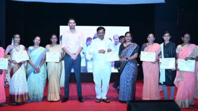 सोलापुरात जिल्हाधिकारी कुमार आशीर्वाद व आ.सुभाष देशमुख यांच्या हस्ते मुख्यमंत्री लाडकी बहीण योजनेचा लाभ मंजूर झालेल्या महिला लाभार्थ्यांचा सन्मान