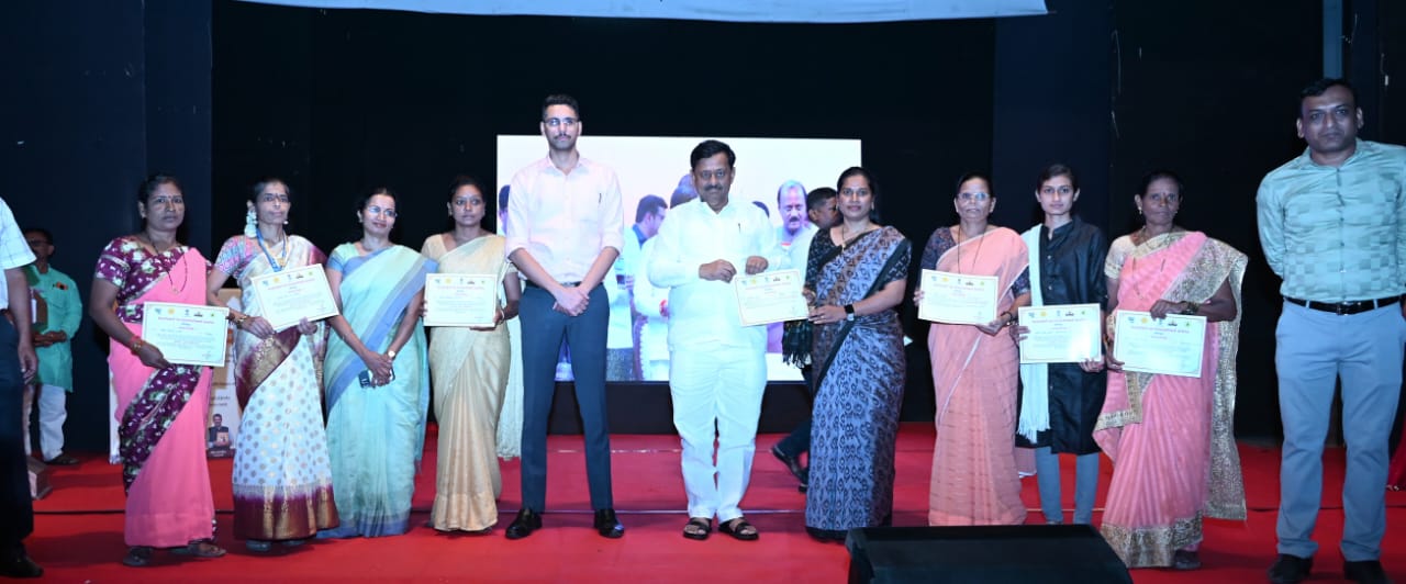 सोलापुरात जिल्हाधिकारी कुमार आशीर्वाद व आ.सुभाष देशमुख यांच्या हस्ते मुख्यमंत्री लाडकी बहीण योजनेचा लाभ मंजूर झालेल्या महिला लाभार्थ्यांचा सन्मान 4 सोलापुरात जिल्हाधिकारी कुमार आशीर्वाद व आ.सुभाष देशमुख यांच्या हस्ते मुख्यमंत्री लाडकी बहीण योजनेचा लाभ मंजूर झालेल्या महिला लाभार्थ्यांचा सन्मान