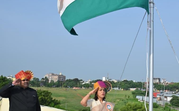 प्रशासकीय इमारतीमध्ये अप्पर जिल्हाधिकारी यांच्या हस्ते ध्वजारोहण संपन्न 1 प्रशासकीय इमारतीमध्ये अप्पर जिल्हाधिकारी यांच्या हस्ते ध्वजारोहण संपन्न