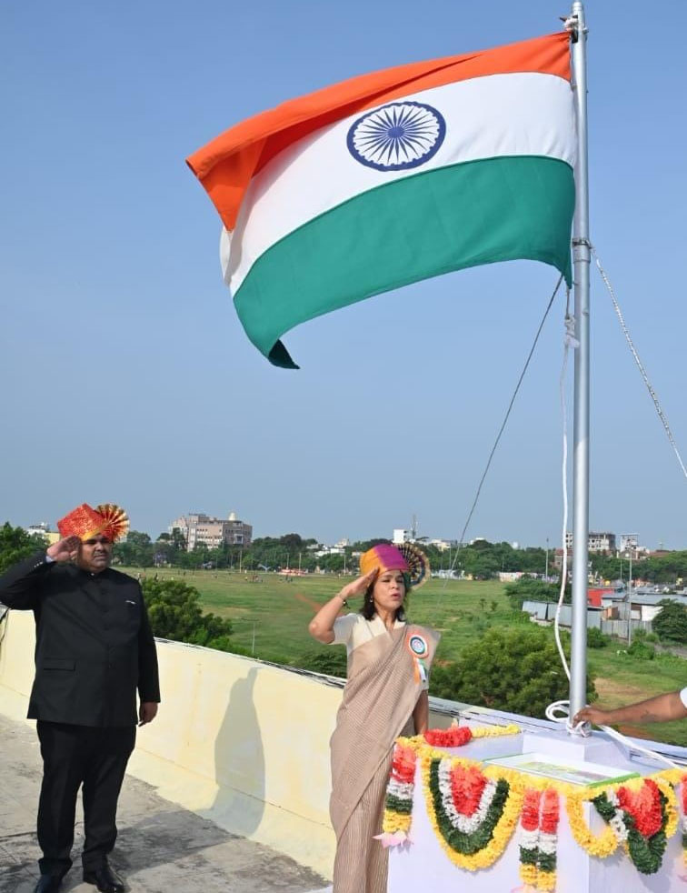 प्रशासकीय इमारतीमध्ये अप्पर जिल्हाधिकारी यांच्या हस्ते ध्वजारोहण संपन्न