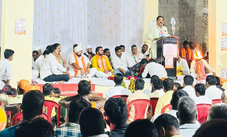 दक्षिण सोलापूरमध्ये अमर पाटील यांची प्रचार सभा; परिवर्तनाची लाट उफाळली, जनतेचा ठाम पाठिंबा 1 दक्षिण सोलापूरमध्ये अमर पाटील यांची प्रचार सभा; परिवर्तनाची लाट उफाळली, जनतेचा ठाम पाठिंबा