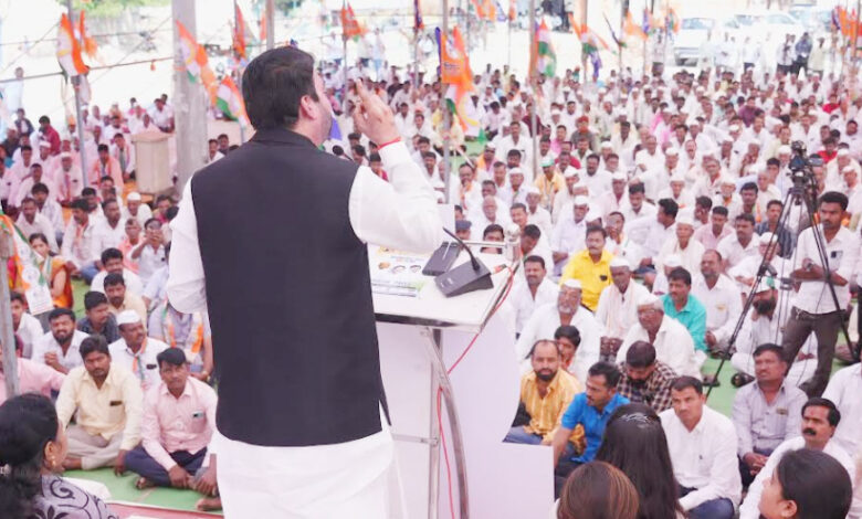 मी कर्तृत्व सिद्ध केल्याने जनता आमदार करेल : अभिजीत पाटील 1 मी कर्तृत्व सिद्ध केल्याने जनता आमदार करेल : अभिजीत पाटील