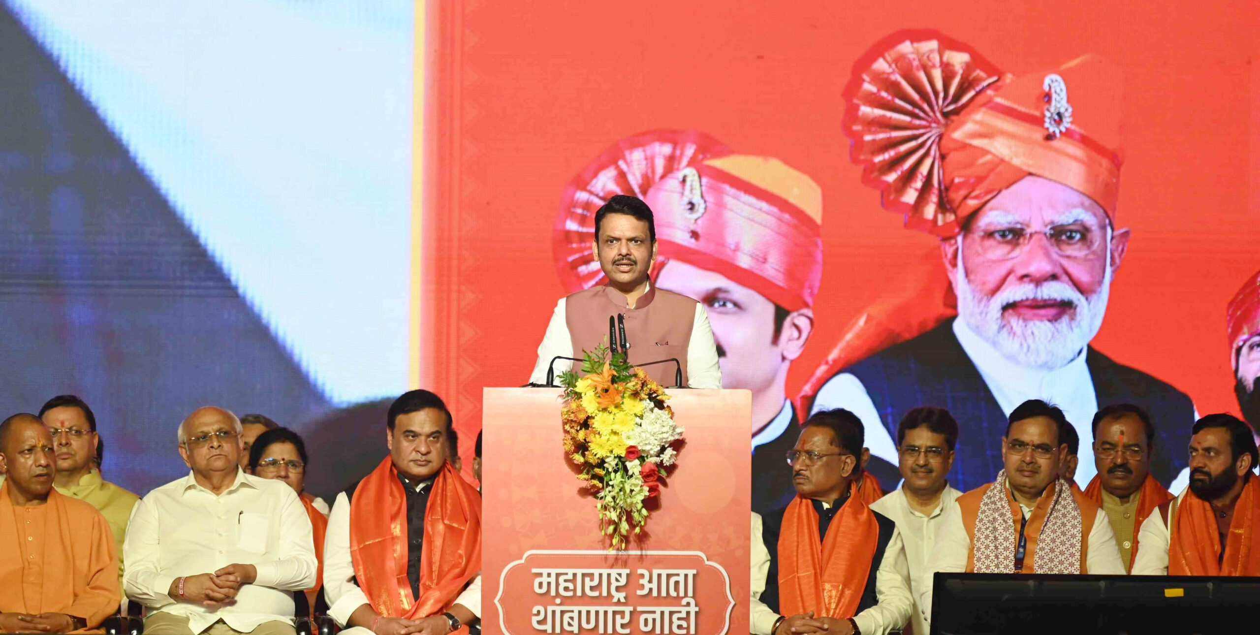महाराष्ट्राच्या मुख्यमंत्रीपदाची शपथ देवेंद्र फडणवीस यांनी प्रधानमंत्री नरेंद्र मोदी यांच्या प्रमुख उपस्थितीत घेतली 1 महाराष्ट्राच्या मुख्यमंत्रीपदाची शपथ देवेंद्र फडणवीस यांनी प्रधानमंत्री नरेंद्र मोदी यांच्या प्रमुख उपस्थितीत घेतली