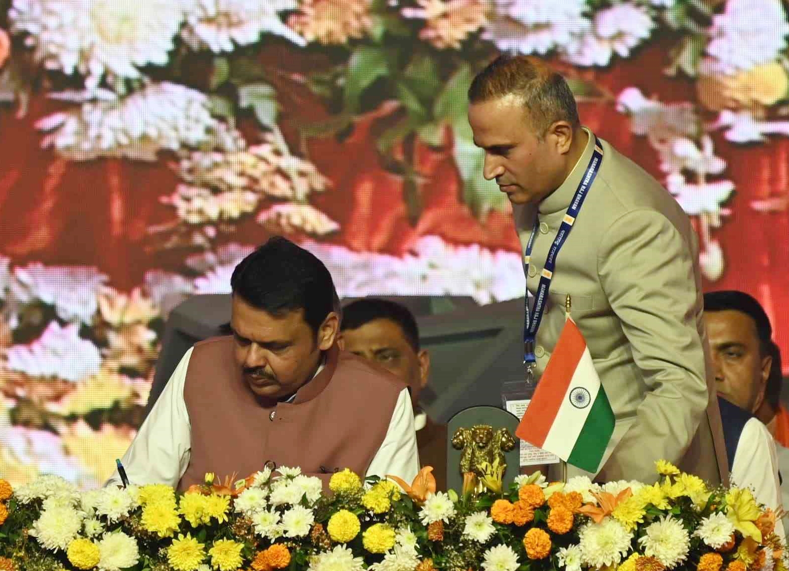 मुख्यमंत्रीपदाच्या शपथेनंतर मुख्यमंत्री देवेंद्र फडणवीसांची पहिली स्वाक्षरी वैद्यकीय मदतीच्या फाईलवर पुण्याच्या रुग्णाला पाच लाखांची मदत 1 मुख्यमंत्रीपदाच्या शपथेनंतर मुख्यमंत्री देवेंद्र फडणवीसांची पहिली स्वाक्षरी वैद्यकीय मदतीच्या फाईलवर पुण्याच्या रुग्णाला पाच लाखांची मदत