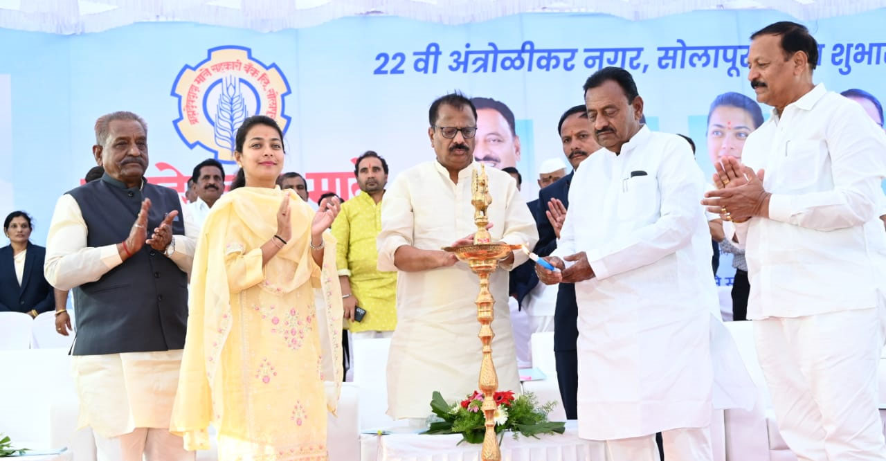 सहकार क्षेत्रात पुरुषाबरोबर महिलांनाही सामावून घेण्याचे शासनाचे धोरण -सहकार मंत्री बाबासाहेब पाटील 1 सहकार क्षेत्रात पुरुषाबरोबर महिलांनाही सामावून घेण्याचे शासनाचे धोरण -सहकार मंत्री बाबासाहेब पाटील