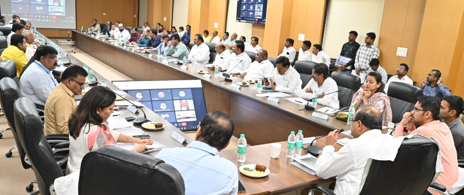 उजनी धरणातून जिल्ह्याला संपूर्ण उन्हाहळ्यात पाणी मिळण्याचे नियोजन करण्यात येणार-जलसंपदा मंत्री राधाकृष्ण विखे पाटील 1 उजनी धरणातून जिल्ह्याला संपूर्ण उन्हाहळ्यात पाणी मिळण्याचे नियोजन करण्यात येणार-जलसंपदा मंत्री राधाकृष्ण विखे पाटील