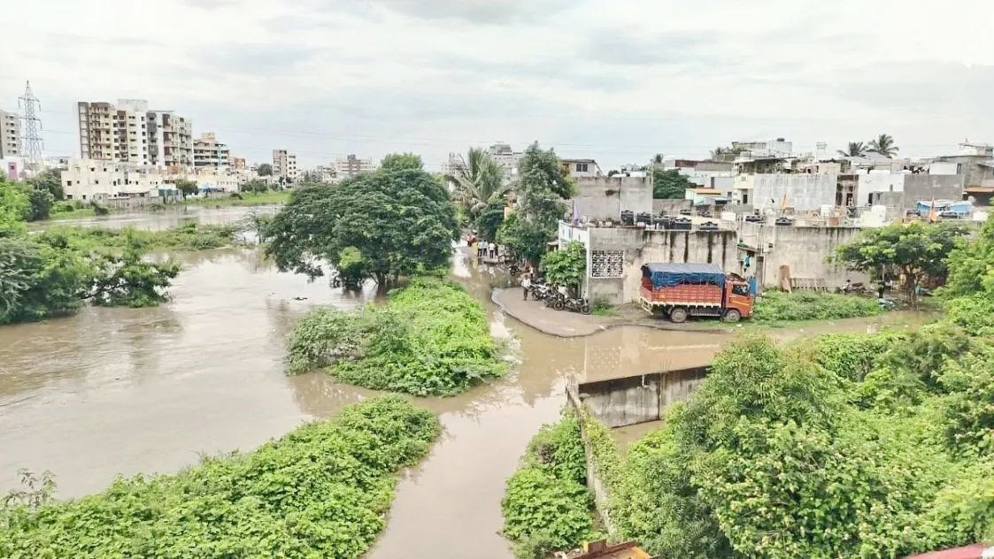 दक्षिण सोलापुरात अनेक गावांचा संपर्क तुटला, नद्यांच्या पाणी पातळीत वाढ, शेतकऱ्यांना अन् नागरिकांना सतर्कतेचा इशारा