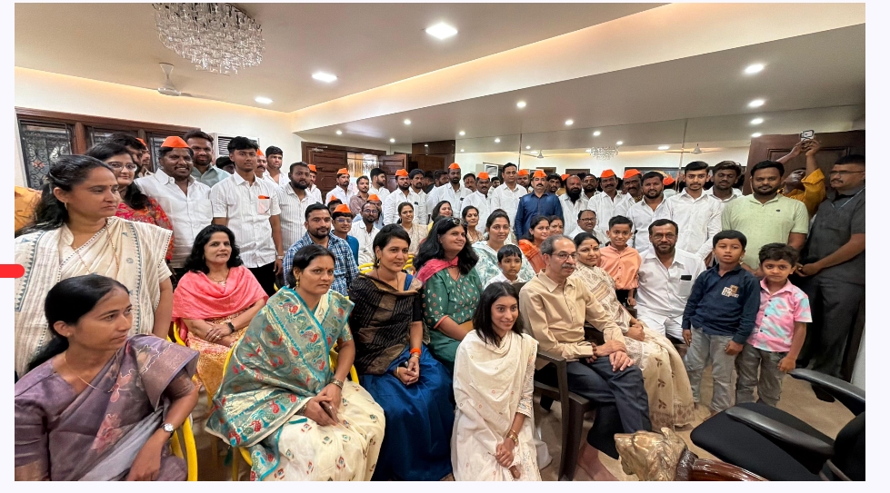 उद्धव ठाकरे यांची जिल्हाप्रमुख डिकोळे, नगराध्यक्षा व नगरसेवकानी यांनी घेतली भेट 1 उद्धव ठाकरे यांची जिल्हाप्रमुख डिकोळे, नगराध्यक्षा व नगरसेवकानी यांनी घेतली भेट