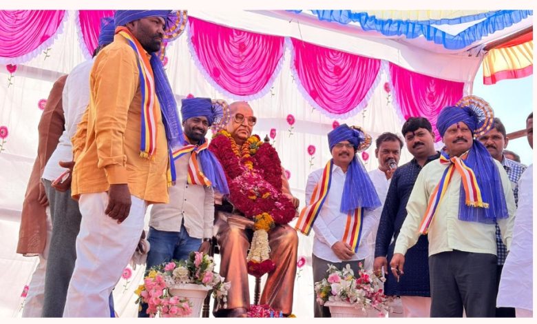 अणदूरमध्ये आंबेडकर जयंतीचा जल्लोष - गुलाल फटाके आणि अभिवादन 1 अणदूरमध्ये आंबेडकर जयंतीचा जल्लोष - गुलाल फटाके आणि अभिवादन