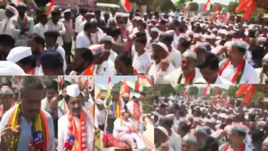 गळ्यात कांद्याच्या माळा. सरकारविरोधात जोरदार घोषणाबाजी