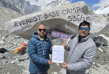 करवीर हायकर्स' च्या सातजणांची तिरंगा फडकवून, संविधान उद्देशिका प्रदर्शनाने एवरेस्ट बेस कँप' यशस्वी 2 करवीर हायकर्स' च्या सातजणांची तिरंगा फडकवून, संविधान उद्देशिका प्रदर्शनाने एवरेस्ट बेस कँप' यशस्वी