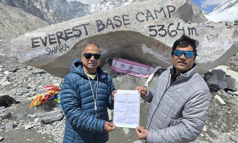 करवीर हायकर्स' च्या सातजणांची तिरंगा फडकवून, संविधान उद्देशिका प्रदर्शनाने एवरेस्ट बेस कँप' यशस्वी 1 करवीर हायकर्स' च्या सातजणांची तिरंगा फडकवून, संविधान उद्देशिका प्रदर्शनाने एवरेस्ट बेस कँप' यशस्वी