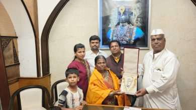 विठ्ठल रुक्मिणी मातेच्या चरणी सोन्याचा तुळशीहार अर्पण, 