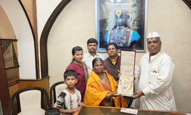 विठ्ठल रुक्मिणी मातेच्या चरणी सोन्याचा तुळशीहार अर्पण, 