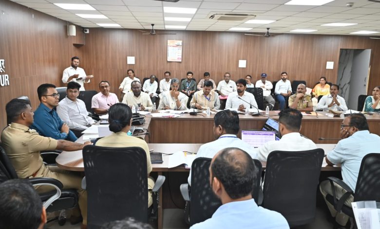 शहरातील दोन्ही उड्डाणपुलाच्या भूसंपादनाची प्रक्रिया तातडीने करावी - जिल्हाधिकारी एस. कार्तीकेयन