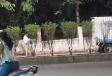 चक्क फुटपाथवर लावले चारचाकी वाहन 1 चक्क फुटपाथवर लावले चारचाकी वाहन
