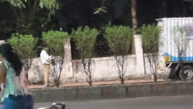 चक्क फुटपाथवर लावले चारचाकी वाहन 25 चक्क फुटपाथवर लावले चारचाकी वाहन