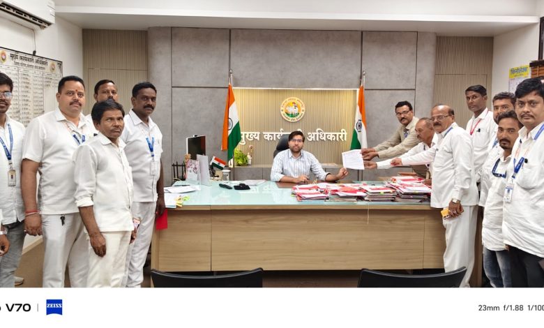जिल्हा परिषद चतुर्थश्रेणी परिचर कर्मचाऱ्यांमधून आरोग्य सेवक पदोन्नती देण्याबाबत निवेदन