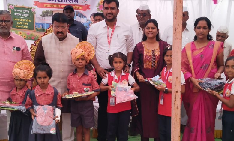 शाळा प्रवेशोत्सवाच्या निमित्ताने लोकप्रतिनिधी, सनदी अधिकारी व शिक्षण विभागाचा जिल्हाभर जल्लोषमय दौरा; विद्यार्थ्यांच्या स्वागताने दुमदुमल्या जिल्हा परिषद शाळा