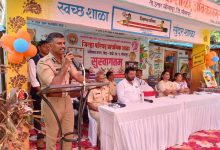 पोलीस आयुक्त एम. राजकुमार यांनी केले अंबिका नगरच्या विध्यार्थ्यांचे स्वागत 2 पोलीस आयुक्त एम. राजकुमार यांनी केले अंबिका नगरच्या विध्यार्थ्यांचे स्वागत