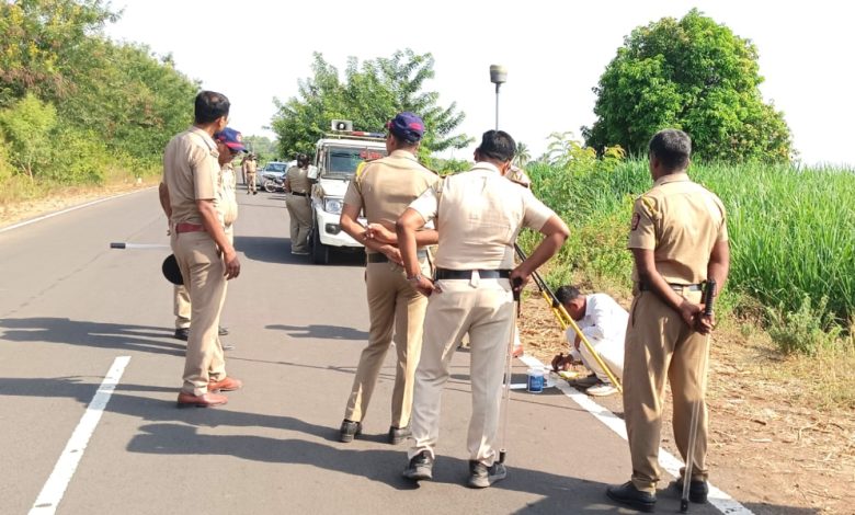 पोलीस बंदोबस्तात महसूल विभागाची कार्यवाही; सार्वजनिक रस्त्यावरच करण्यात आले फिक्स पॉईंट 