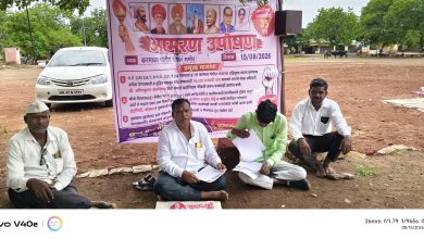 निमगाव ( ह ) येथील जातीवादी अप्पा शिंदे यांचेवर गुन्हा दाखल करण्याचे मागणीसाठी करमाळ्यात आमरण उपोषण सुरू 2 निमगाव ( ह ) येथील जातीवादी अप्पा शिंदे यांचेवर गुन्हा दाखल करण्याचे मागणीसाठी करमाळ्यात आमरण उपोषण सुरू