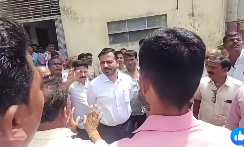 सोलापुरात साखर दरवाढीवरून सिद्धेश्वर कारखान्यात राडा; 1 सोलापुरात साखर दरवाढीवरून सिद्धेश्वर कारखान्यात राडा;