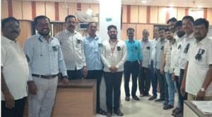 सोलापूर जिल्हा परिषदेच्या कर्मचारयाचे काळ्याफिती लावून कामकाज